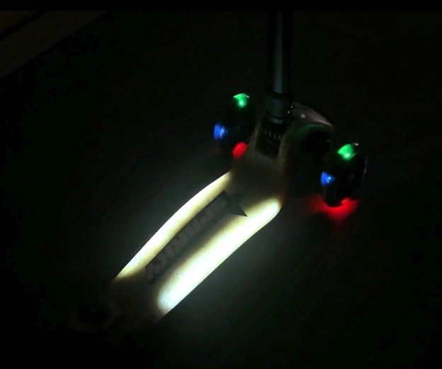 Roues LED et plateau rétroéclairé pour une meilleure visibilité