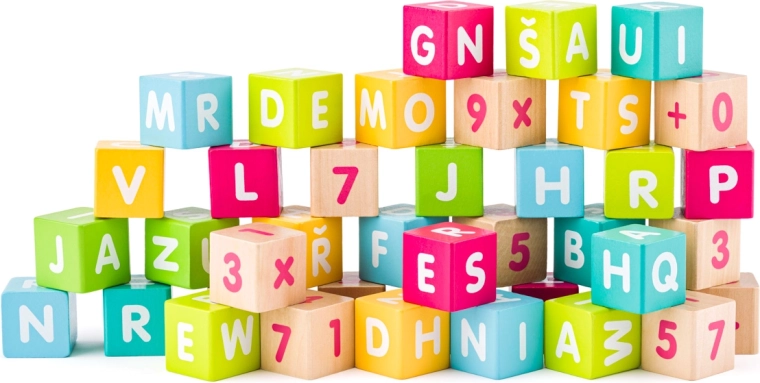 Cubes colorés avec lettres et chiffres