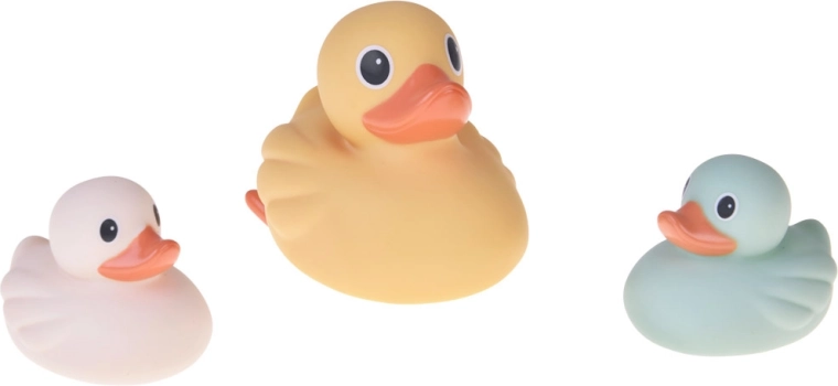 Plaisir du bain avec des petits canards