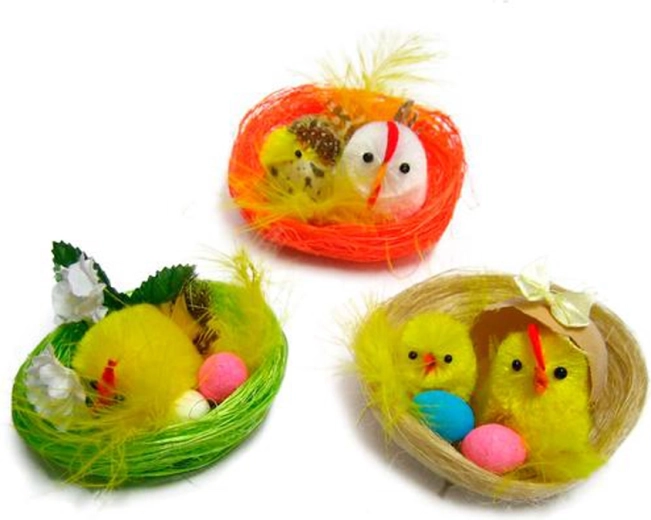 Petite famille de poussins dans un panier – décoration de Pâques 6,5 cm