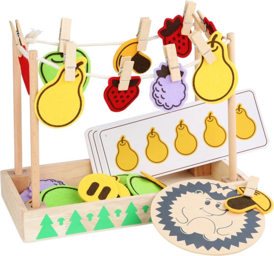 Jeu avec des pinces pour développer la motricité fine