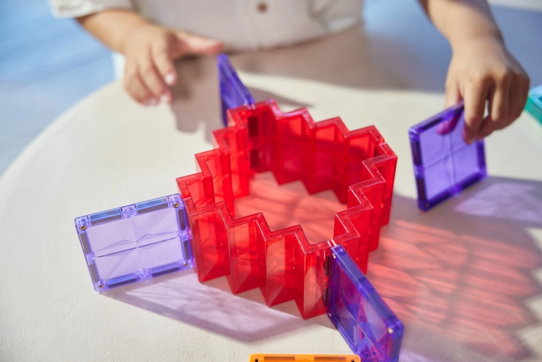 Connexion magnétique solide et formes 3D stables
