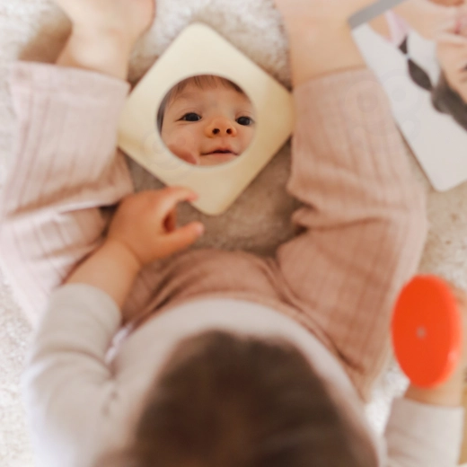 Miroir sûr pour les premières découvertes de soi