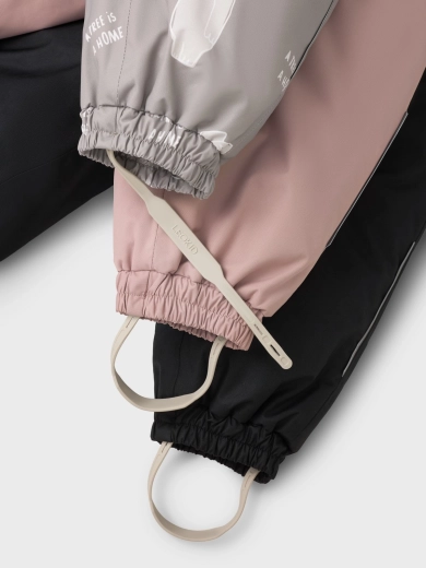 Les jambes du pantalon restent bien en place