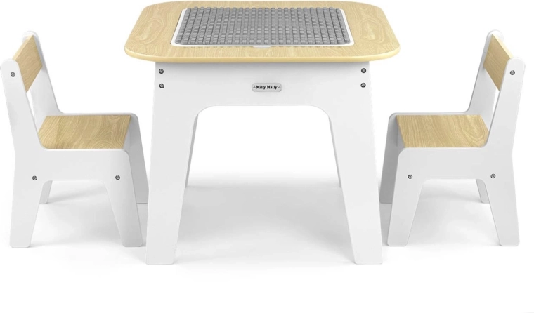 Table avec deux chaises