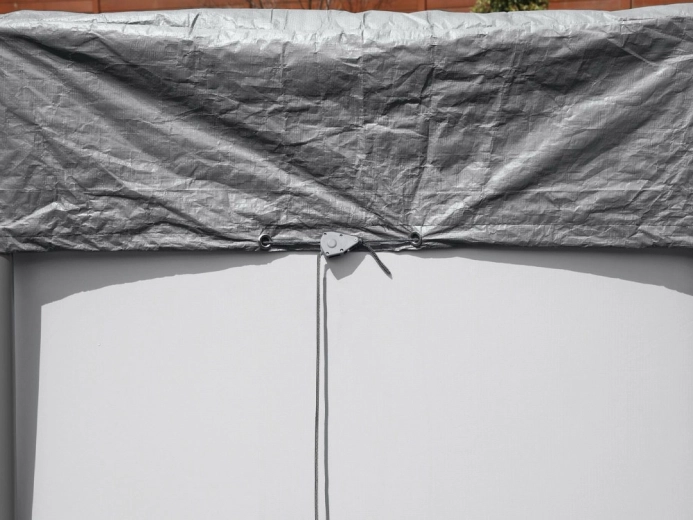 Fixation coupe-vent avec serrage