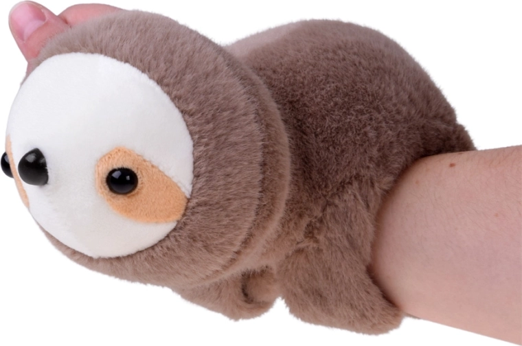 Une peluche qui enlace le bras