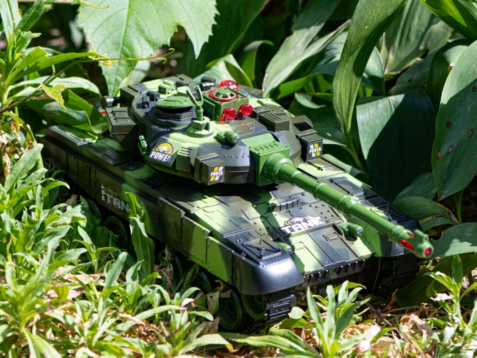 Char RC tank militaire avec télécommande 2,4 GHz en camouflage forestier