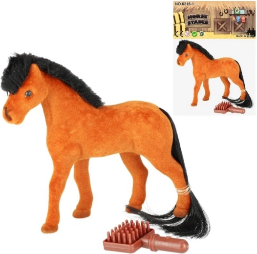 Petit cheval avec brosse de pansage