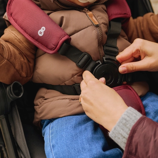 Pliage d’une seule main et fixation sécurisée de l’enfant