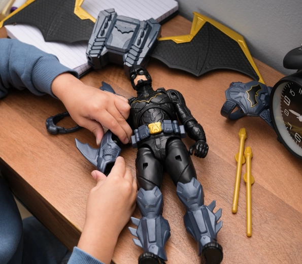 Anime l’action avec des ailes et une armure