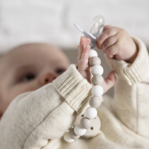 Fixation sûre et pratique aux vêtements