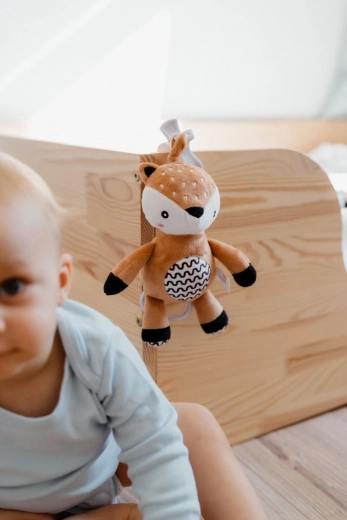 Une peluche câline et des formes à découvrir