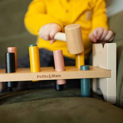 Apprentissage des couleurs et du principe cause–effet