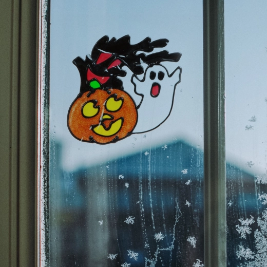 Décoration de fenêtre d’Halloween avec citrouille et fantôme