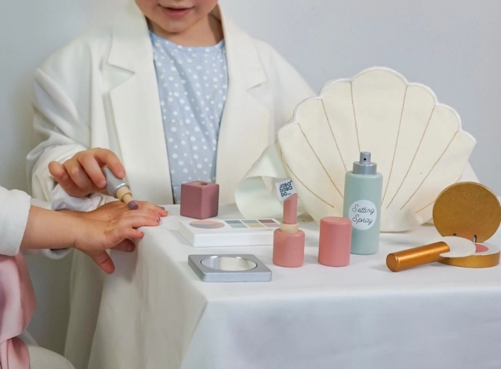 Un ensemble riche d’accessoires pour le maquillage et la manucure