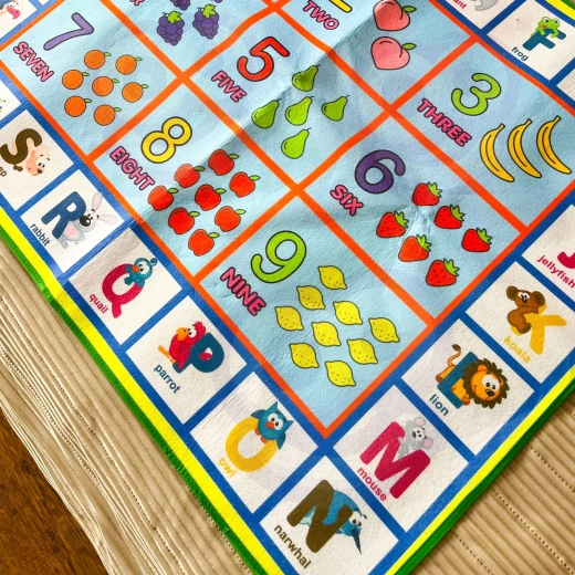 Un tapis réversible pour apprendre en jouant