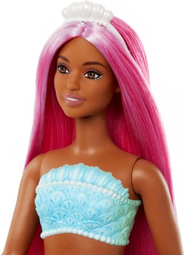 Cheveux colorés et couronne de perles