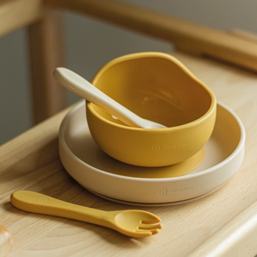 Forme ergonomique qui facilite le ramassage des aliments pour les enfants