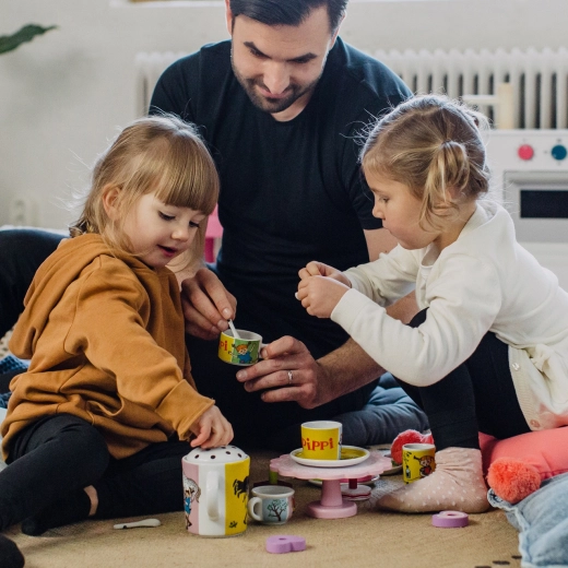Design coloré Pippi qui entraîne les enfants dans le jeu