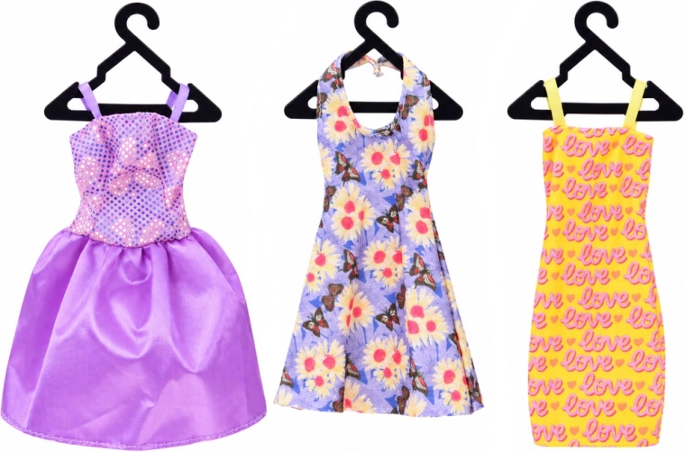 Quatre robes et de nombreux accessoires