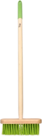 Râteaux et balai pour nettoyer et ratisser
