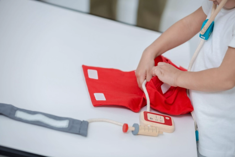 5 outils médicaux essentiels pour les petits médecins