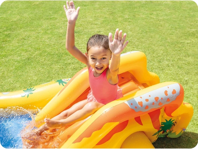 Toboggan souple vers une pataugeoire peu profonde