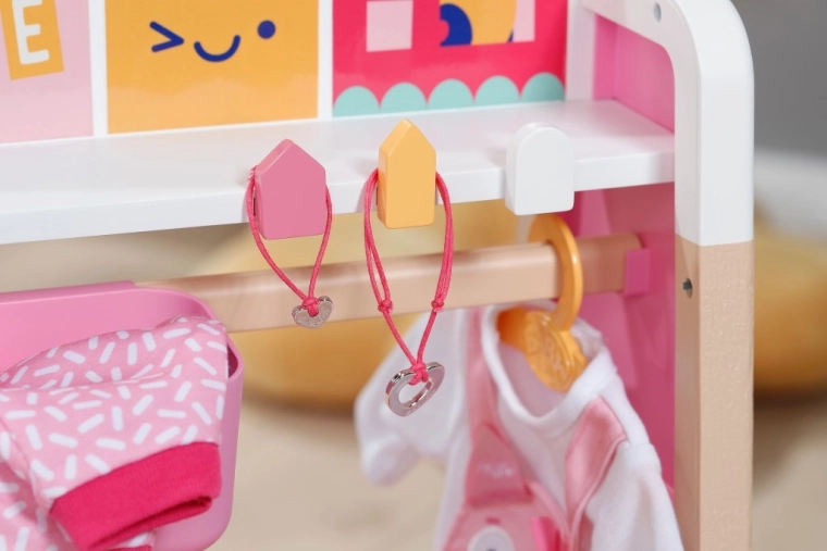 Des crochets pratiques et un miroir