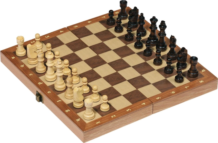 Échecs dans une mallette pliante en bois