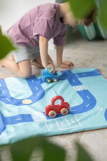 Jouer en déplacement : route pour petites voitures