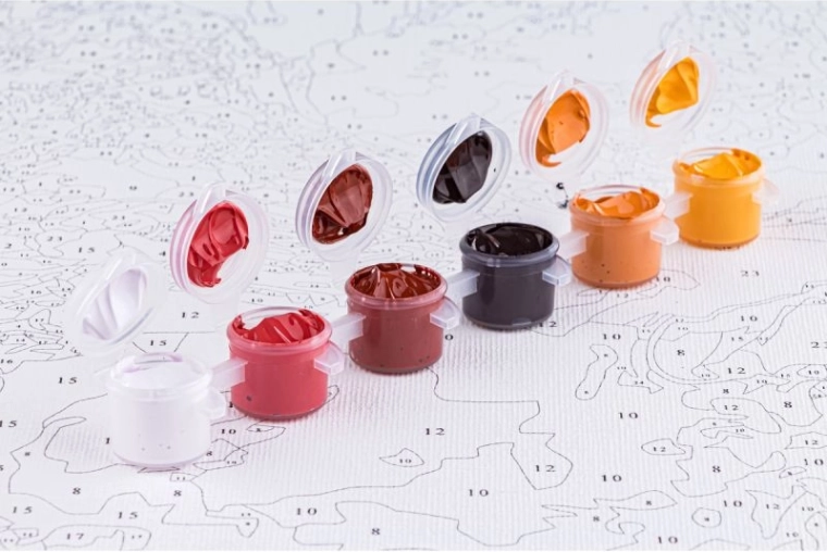 Peintures acryliques dans des godets pratiques