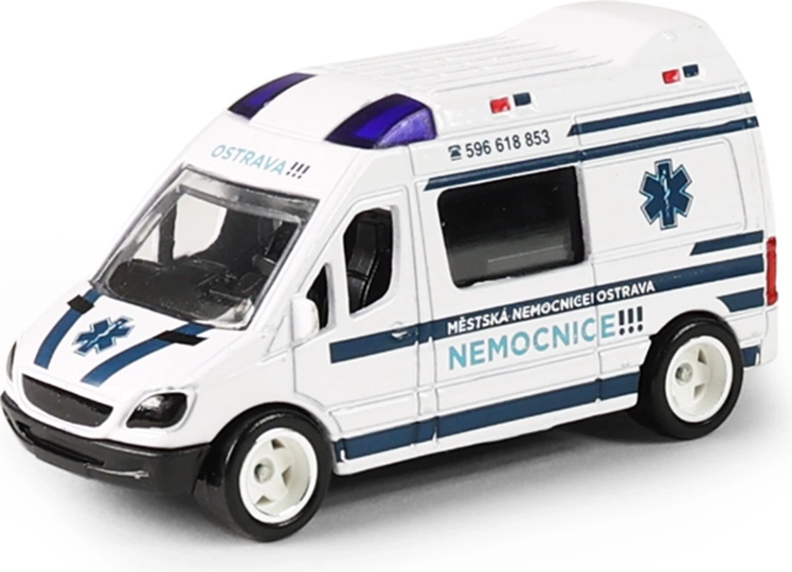 Ambulance métallique de l’hôpital municipal d’Ostrava dans une boîte en plastique