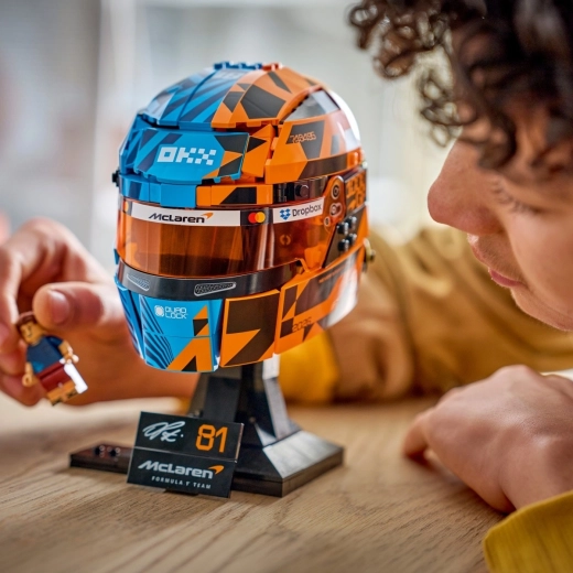 Casque McLaren authentique aux couleurs iconiques