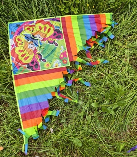 Un design multicolore bien visible dans le ciel