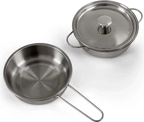Nombreux accessoires métalliques et espaces de rangement pratiques