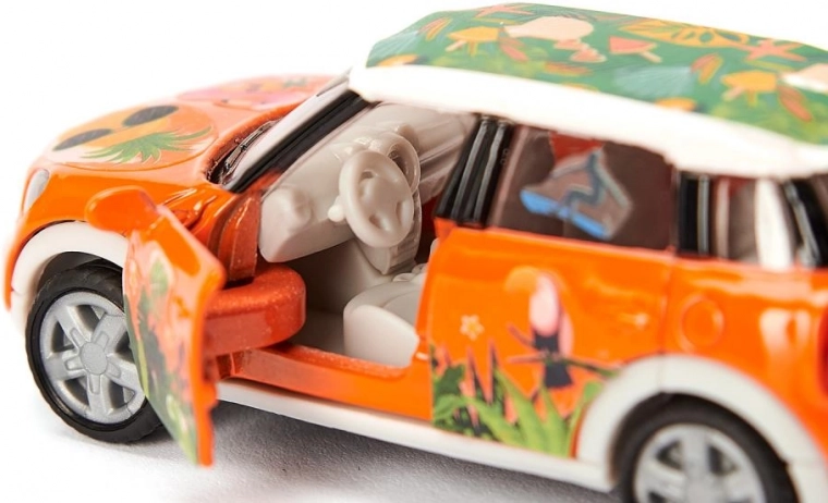 Carrosserie en métal et portes ouvrantes