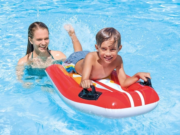 Amusement à la piscine et en vacances