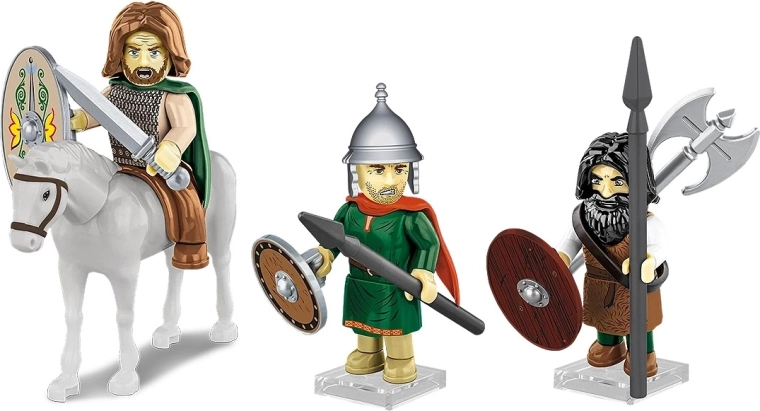 Trois figurines détaillées et un cavalier