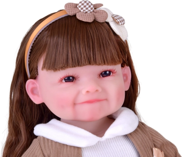 Apparence réaliste et sourire adorable