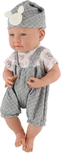 Poupée avec des vêtements soigneusement confectionnés