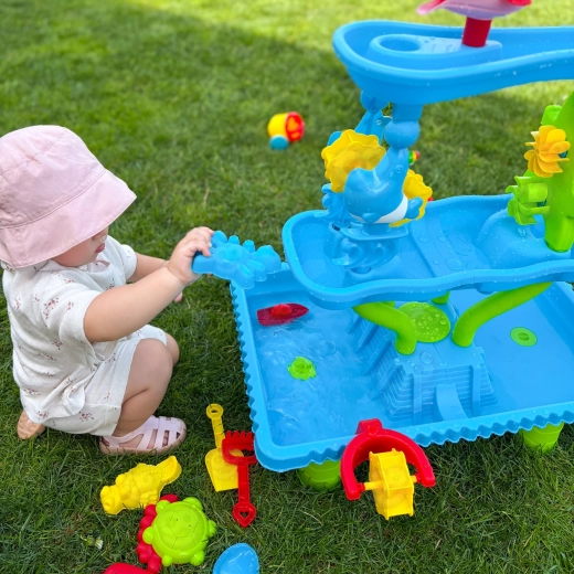 Jeu avec de l’eau et du sable