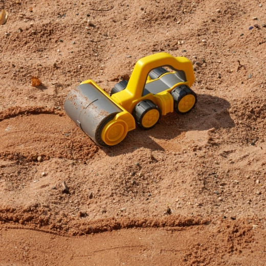 Amusement dehors et dans le sable
