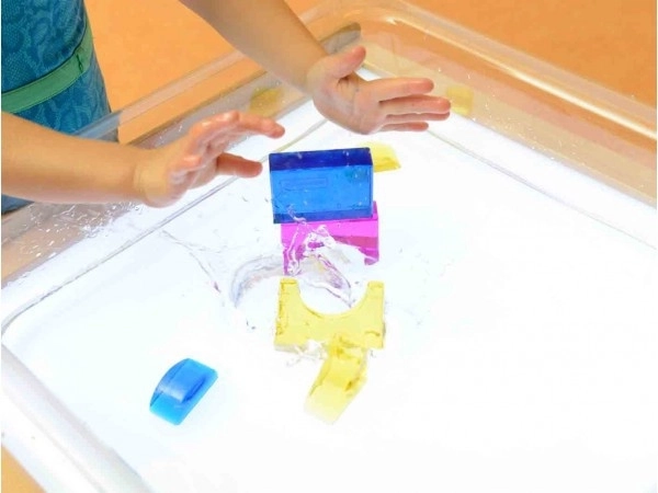 Résistant pour les jeux d’eau et les activités en extérieur