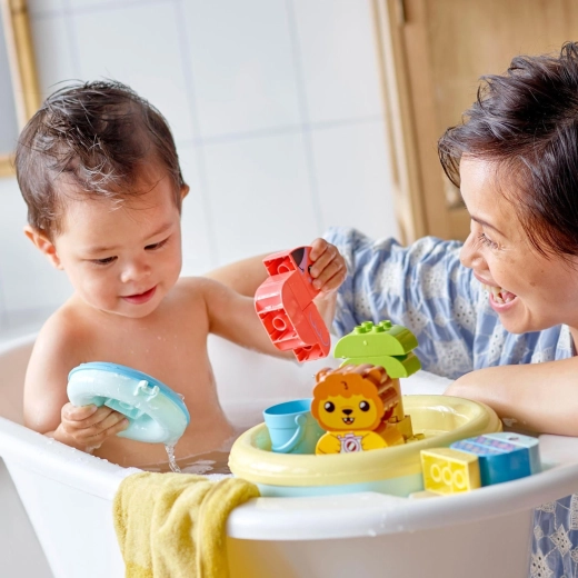 S’amuser avec les animaux pendant le bain