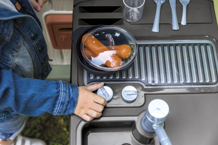 Jeu avec gril, casserole et éléments rotatifs