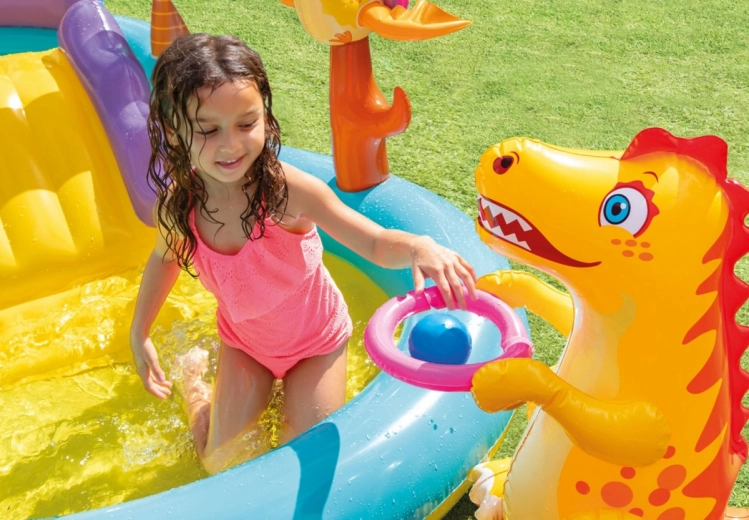 Jeux avec balles et éléments dinosaures