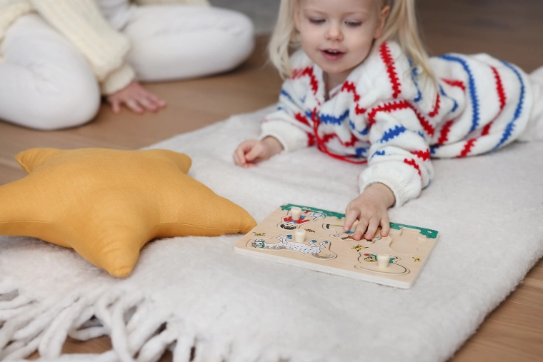 Apprendre en jouant : encastrement et association des formes