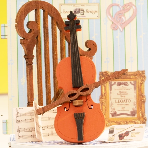 Éléments détaillés, dont un mini violon