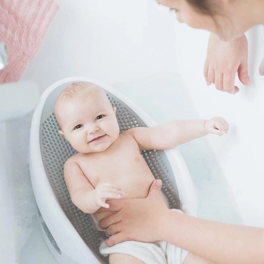 Maintien ergonomique pour le bain dès la naissance